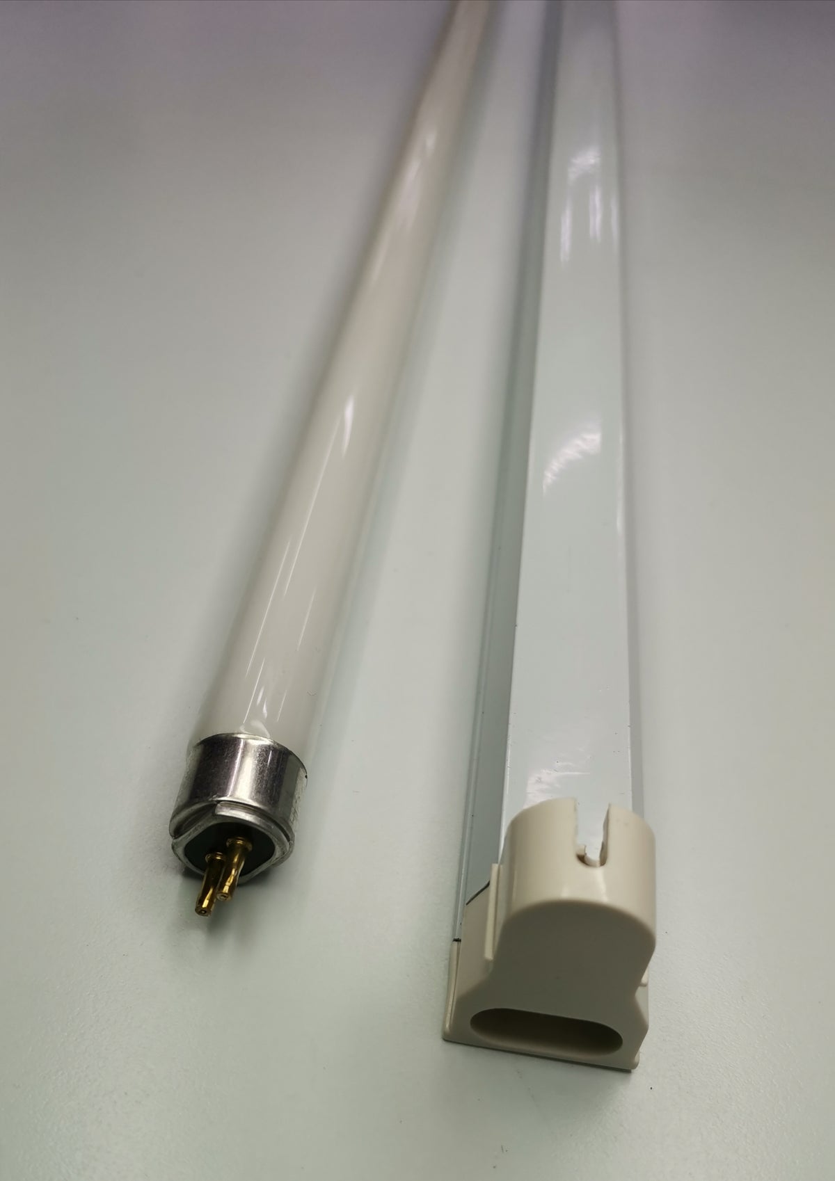 Electx Electrical Supply 21W T5 fluorescent fixture set with tube and fixture end close-up