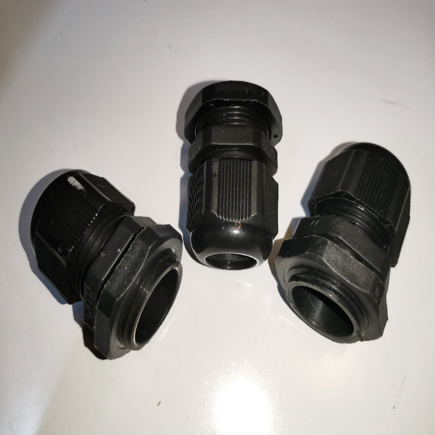 Grippes black plastic Cable Gland M25 13-18mm for secure cable management and protection