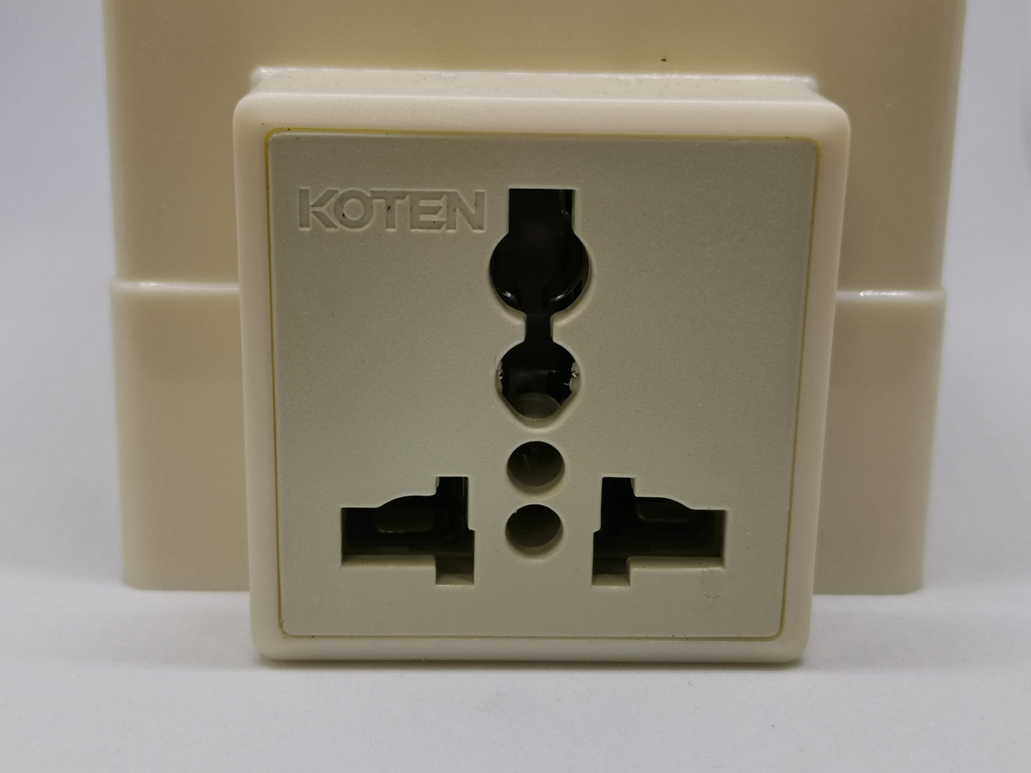 Koten 15A circuit breaker with outlet in beige color for electrical safety and power connection