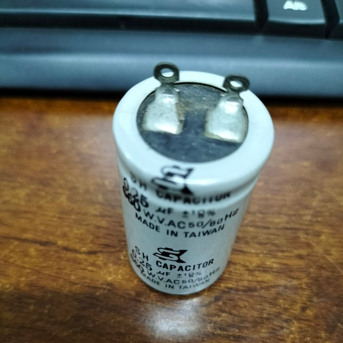 SH running capacitor for Motor in white casing with metal terminals for electrical applications
