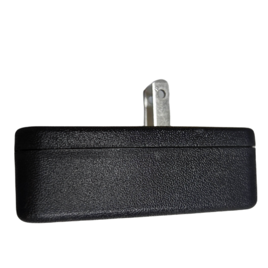 Power On Delay Tokina 10A 2000W black power plug with textured surface and metal prong