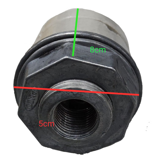 A close-up of a threaded metal fitting or connector with a dark gray body and a metallic top section, overlaid with red and green measurement lines and labels reading 5cm and 8cm on a white background.