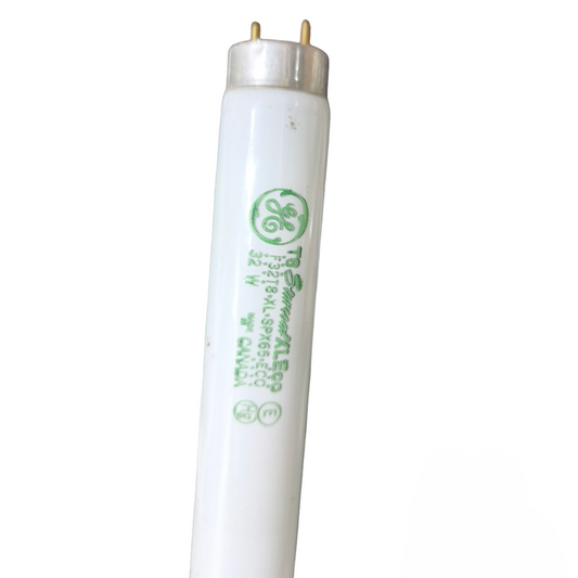 White light bulb with GE logo on a white background GE 32W T8 Fluorescent Tube Linear Daylight 6500K F32T8XLSPX65ECO Electx Electrical Supply