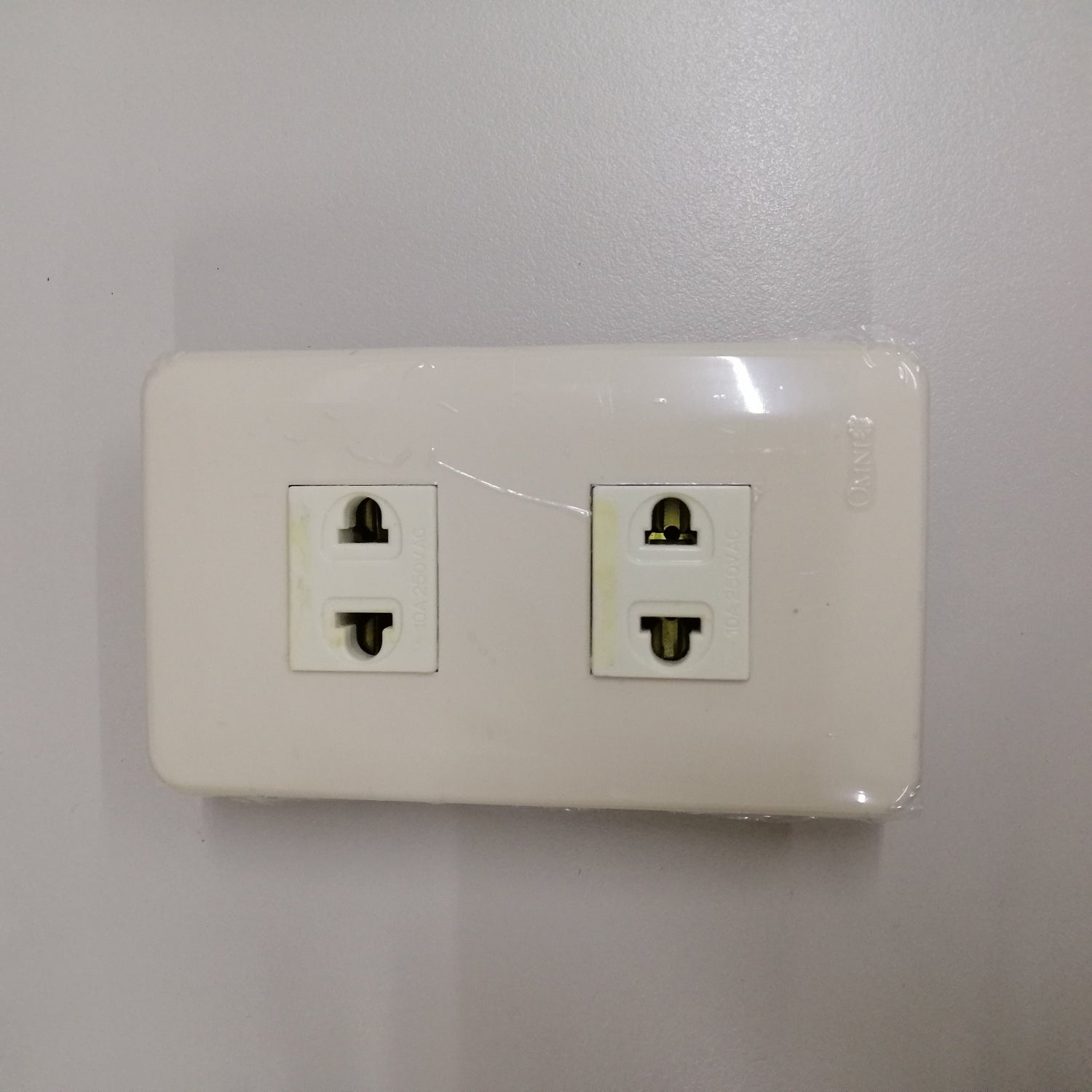 Omni Classis Series 2 Gang Universa Outlet 16A 250V with Plate Cover WEP-102+(WEU-200x2) I