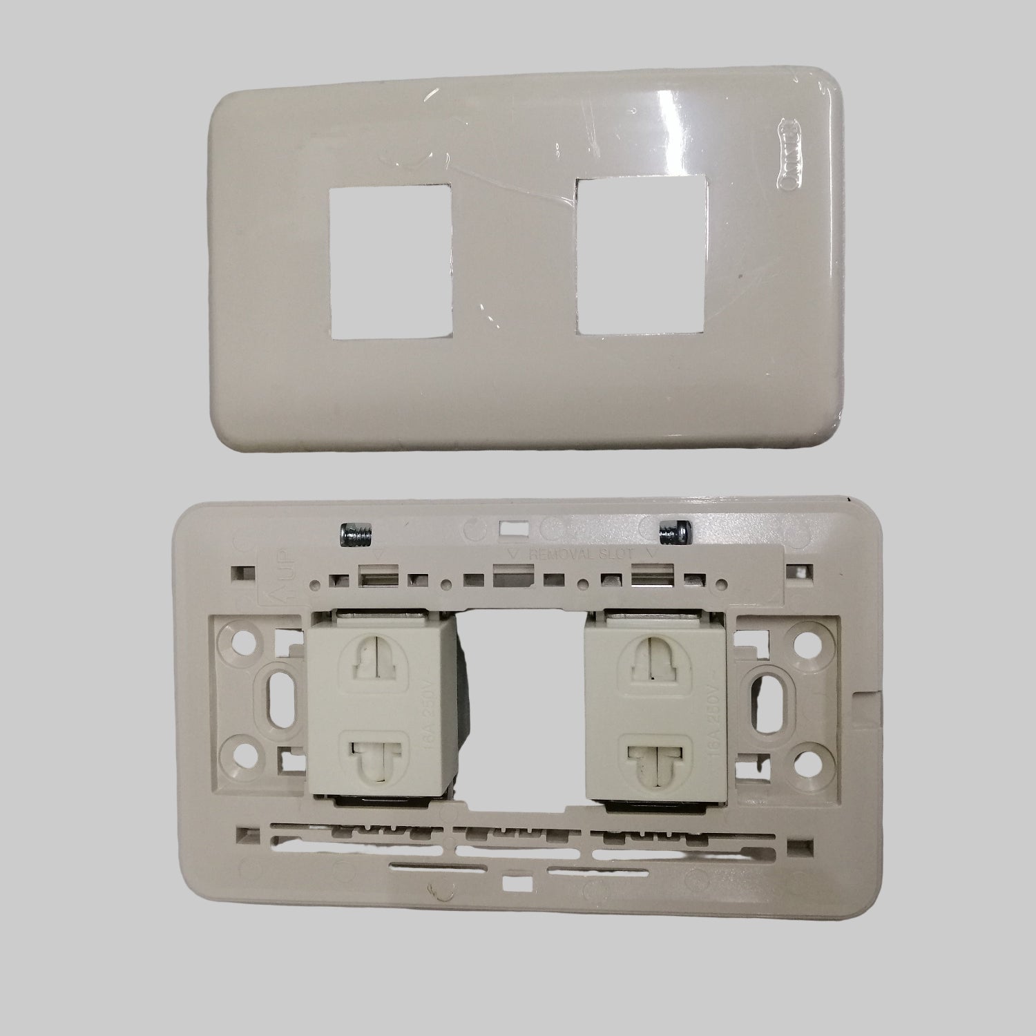 Omni Classis Series 2 Gang Universa Outlet with Shutter 16A 250V with Plate Cover WEP-102+(WEU-202x2)I