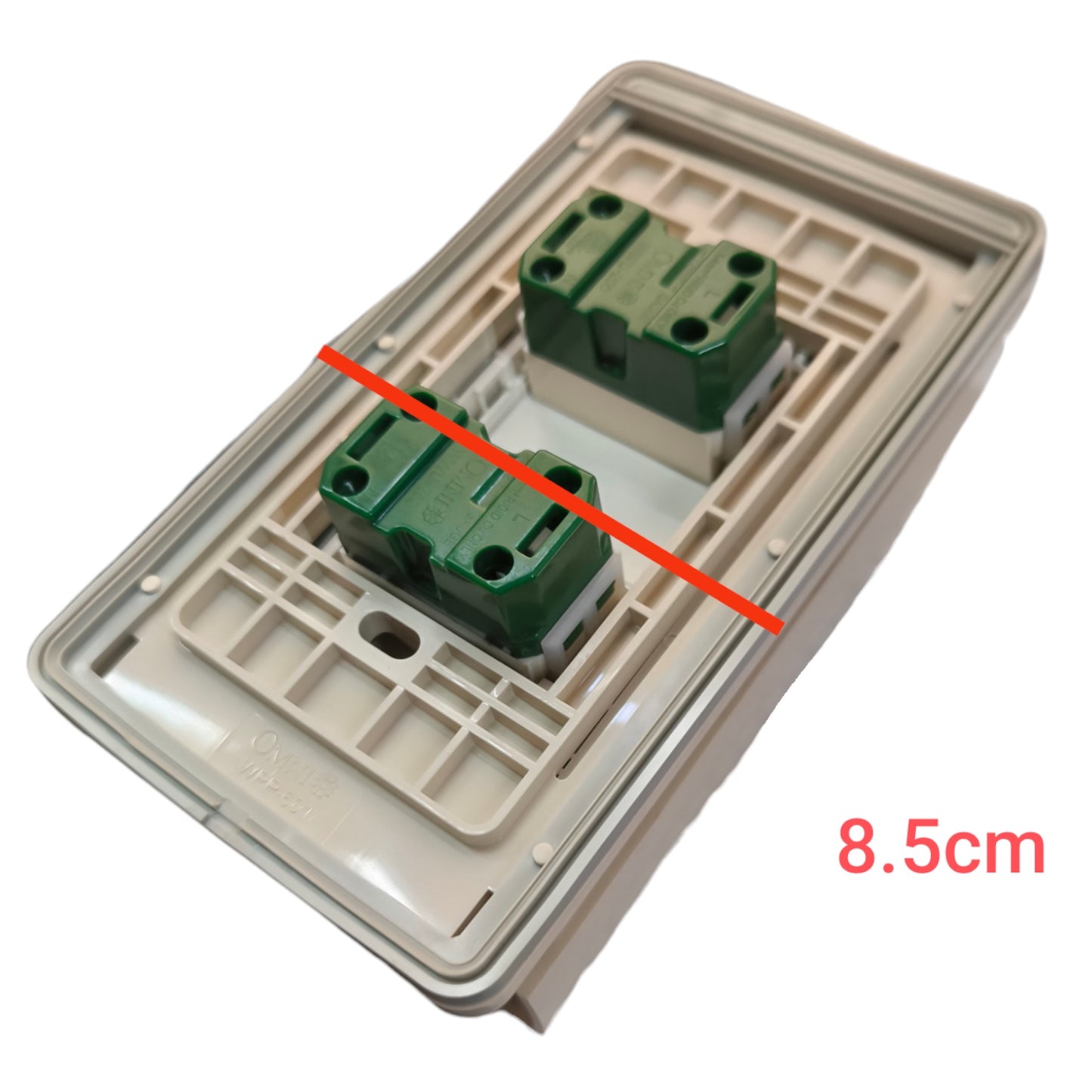 A double-gang wall switch plate backplate with two green terminal blocks, shown on a white background with a red diagonal line and text indicating a width of 8.5cm.