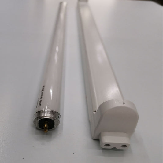 Philips 14W T5 fluorescent tube daylight with a slim design for bright lighting solutions