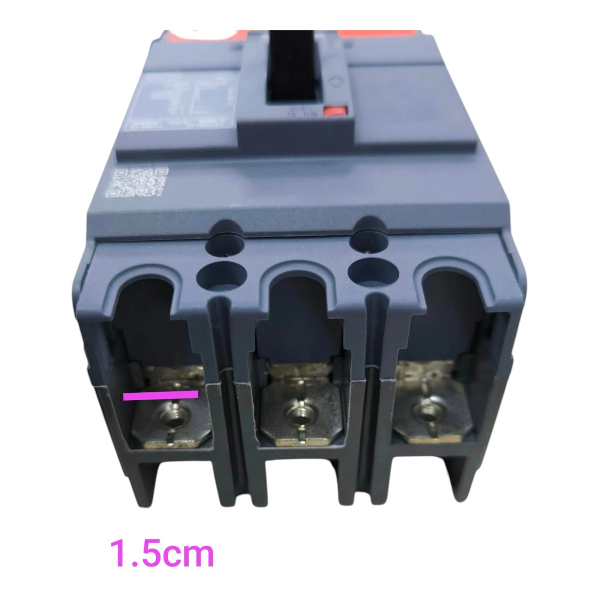 A close-up of a dark gray electrical component or terminal block with three metal connection points, shown on a white background with a pink measurement label reading 1.5cm.