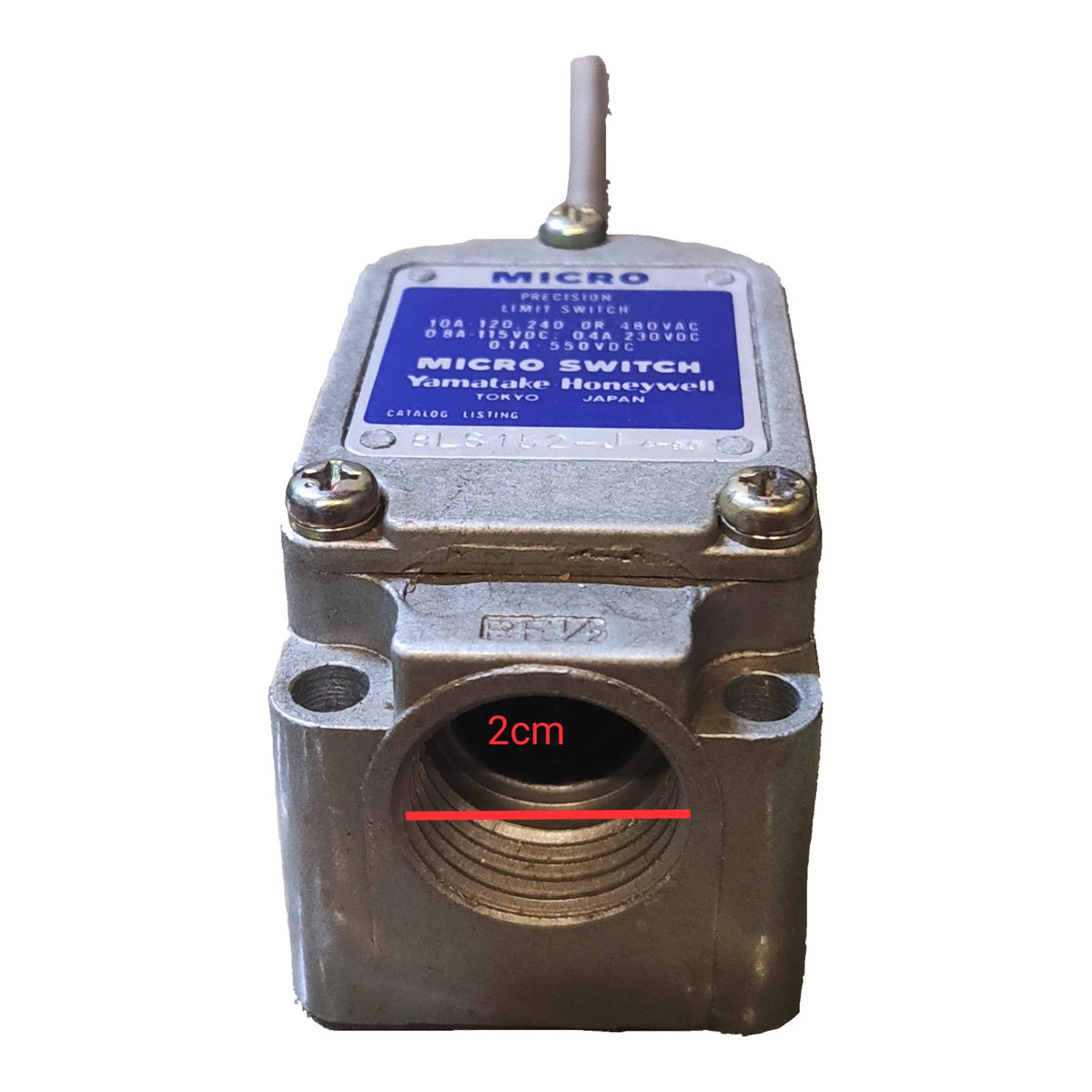 A metal water well pump switch with a blue label reading 'MICRO SWITCH Yamaboko Honeywell' and a red measurement overlay indicating '2cm' across the threaded port. The product is isolated on a white background.