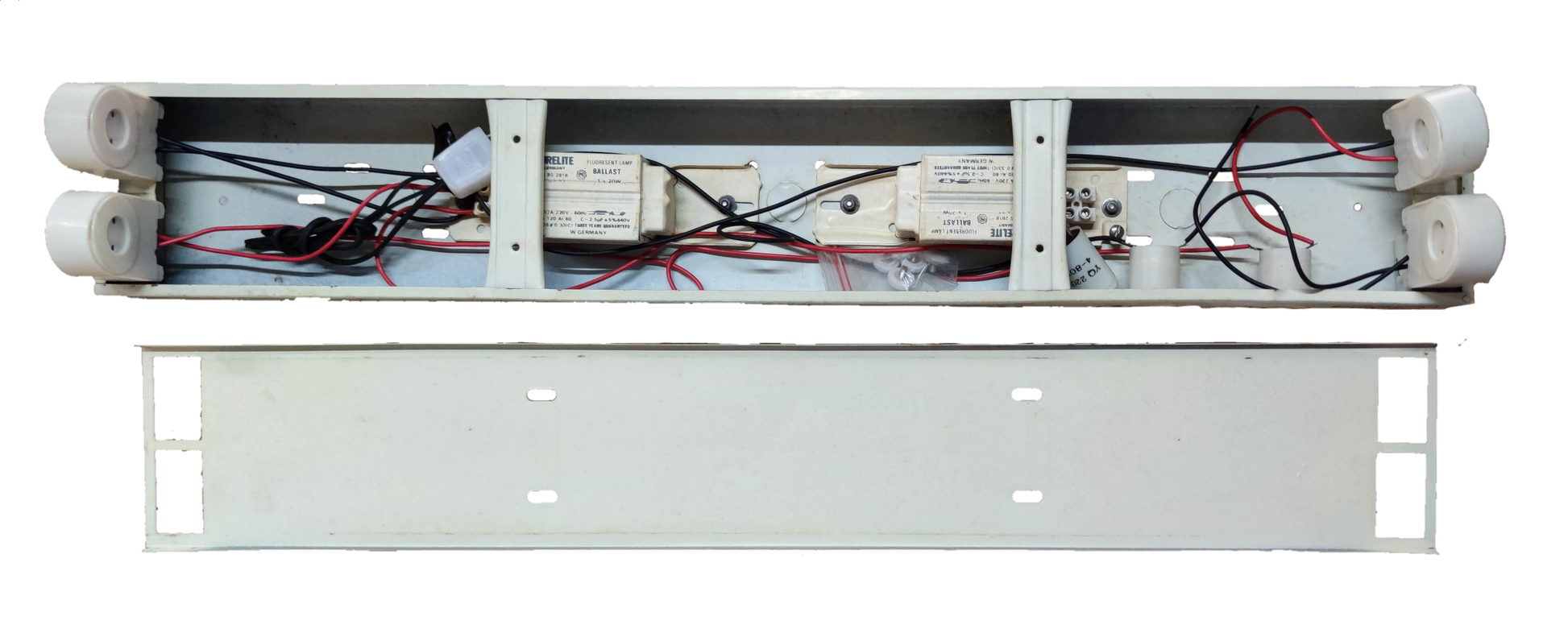 Focus 2x20W fluorescent light fixture for efficient indoor lighting installation