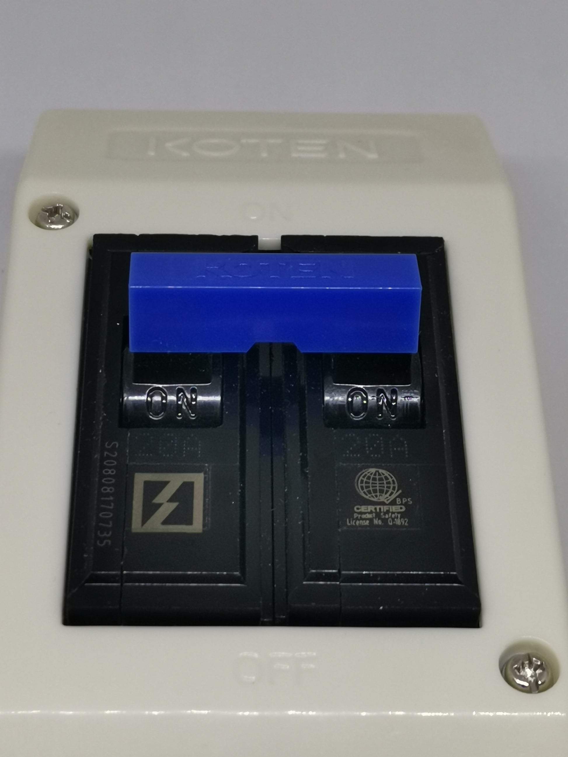 Koten 20A pole circuit breaker with outlet 220V featuring dual switches and protective casing