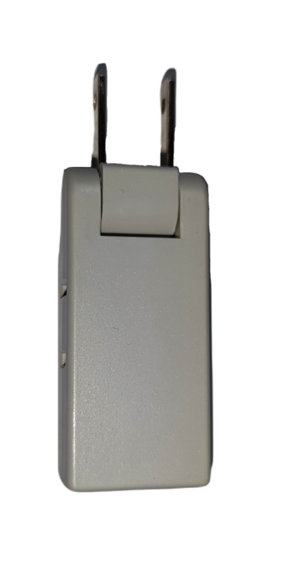 Omni 10A 250V electrical adaptor with compact design and foldable prongs for convenient use