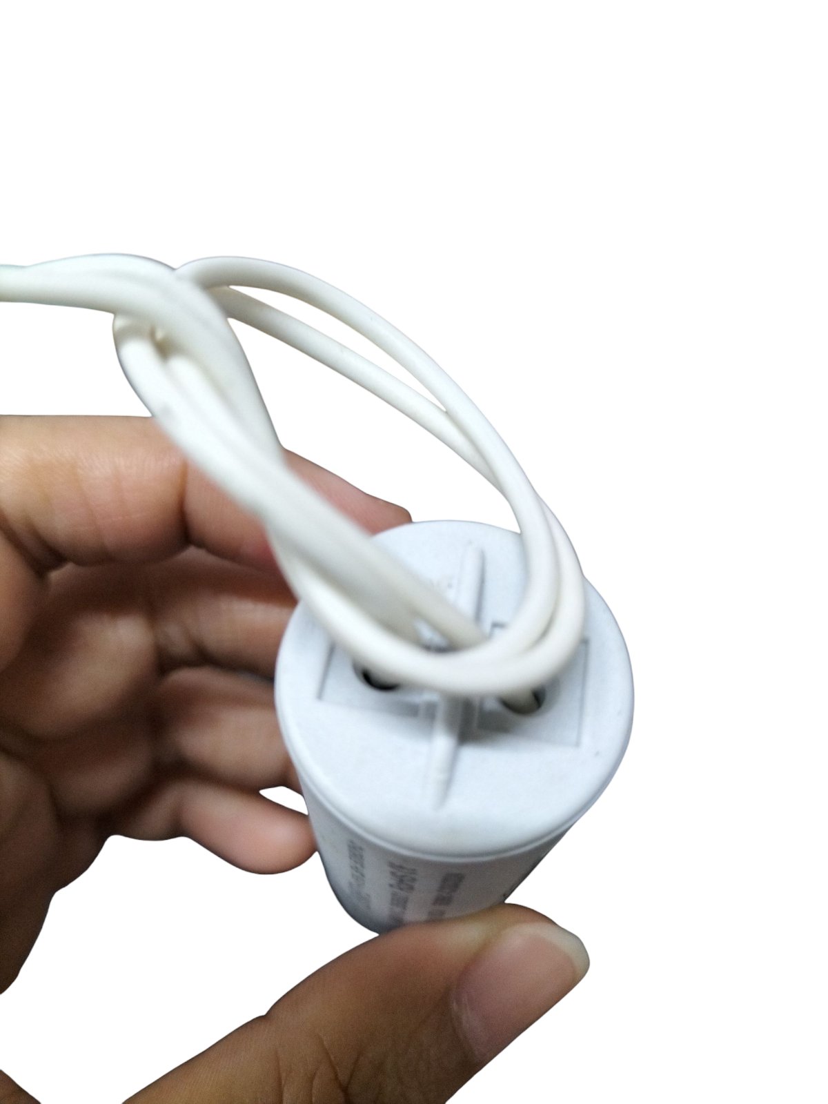 Syscap motor capacitor with connecting wires held in hand for electrical applications