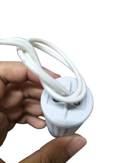 Syscap motor capacitor with connecting wires held in hand for electrical applications